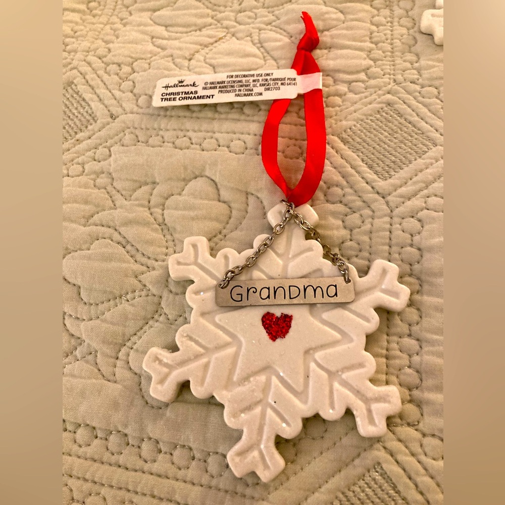 New Christmas HALLMARK “Grandma” White Ceramic Snowflake w Heart Silver Grandma